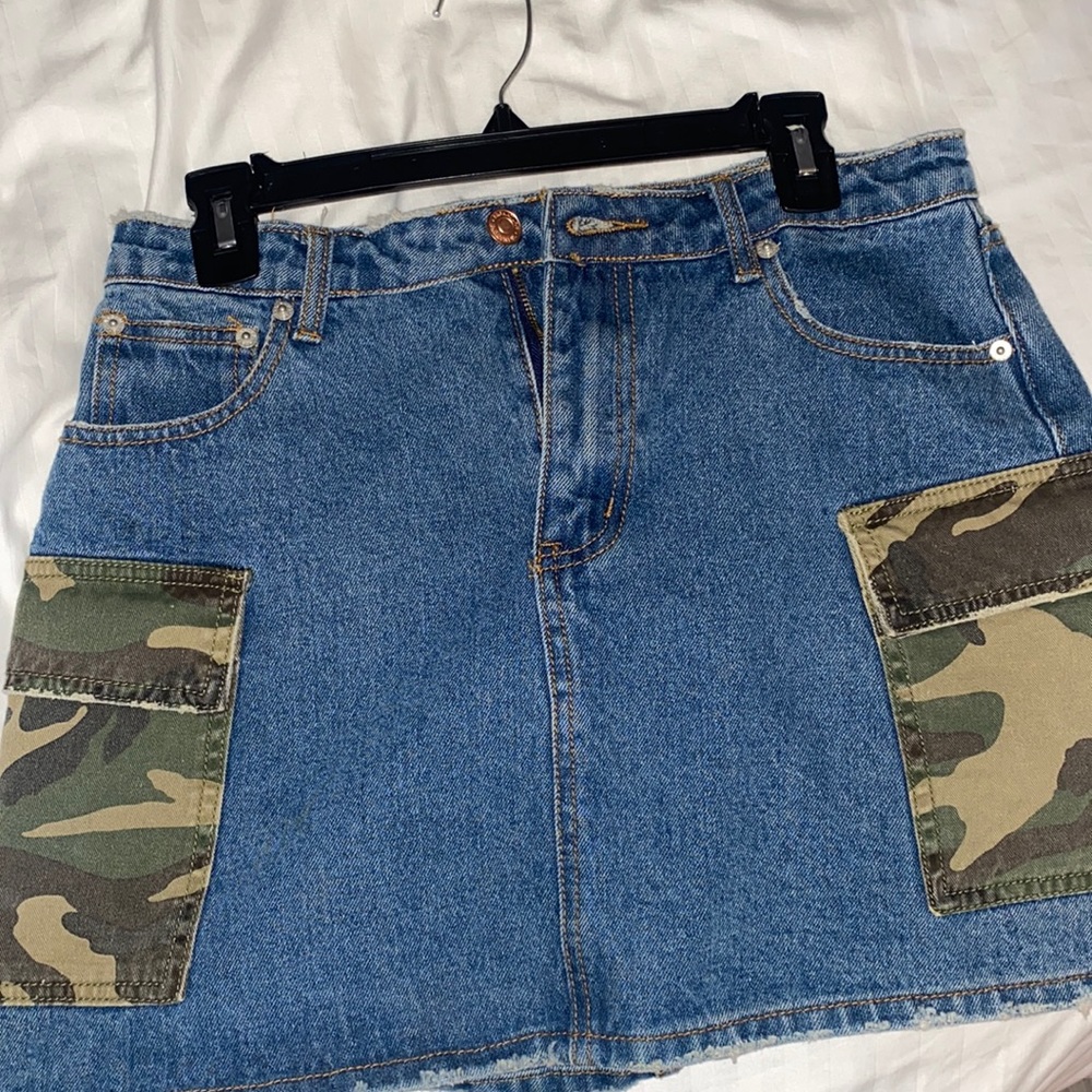 Denim skirt with camo pockets